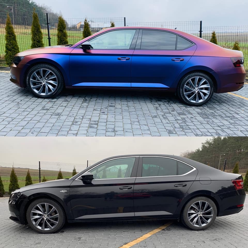 Porównanie: Skoda Superb przed i po oklejeniu folią zmieniającą kolor w odcieniach niebieskiego, fioletu i miedzi, widok z boku na tle kostki brukowej i zielonych drzewek.