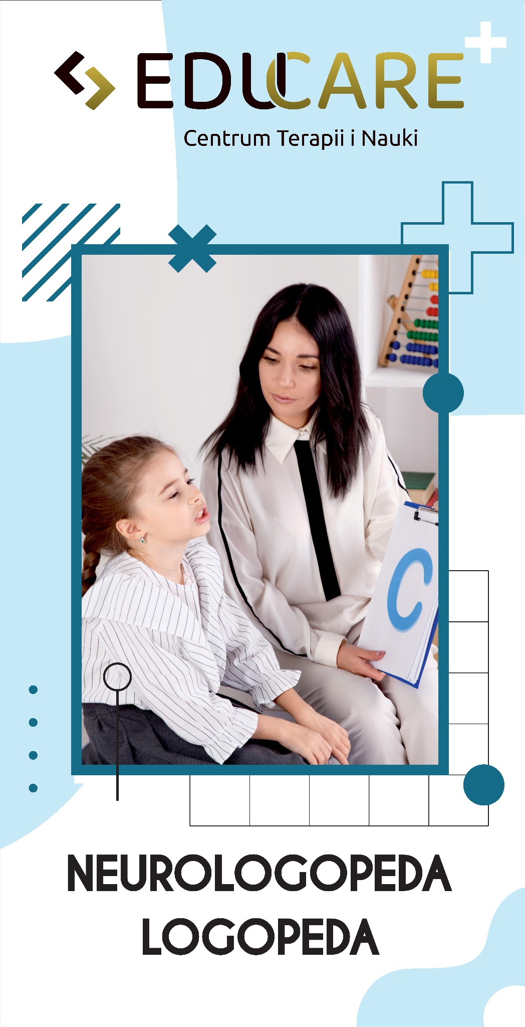 Kobieta w białej bluzce prezentuje tablicę z literą C dziewczynce podczas zajęć terapeutycznych, w tle abakus.