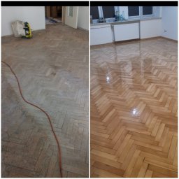 RENOWACJA PODŁÓG DREWNIANYCH ADAM KOWALEWSKI - Parkiet w jodełkę: po lewej stan przed, z maszyną do cyklinowania; po prawej - po renowacji, z połyskiem. Widoczne różnice w kolorze i fakturze drewna.
