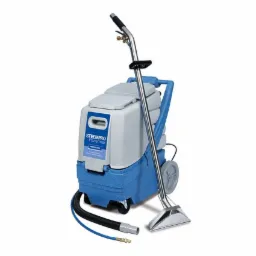 Profesjonalny, przenośny odkurzacz piorący Steempro Powermax Prochem w kolorze biało-niebieskim, z metalową lancą i wężem, przeznaczony do czyszczenia tapicerki i dywanów.