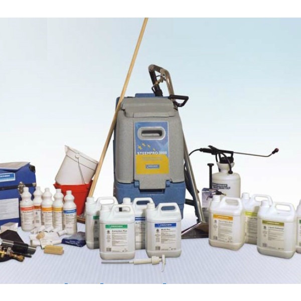 Profesjonalny sprzęt do czyszczenia tapicerki i dywanów, w tym odkurzacz piorący Steempro 3000, chemia czyszcząca w różnych pojemnikach oraz akcesoria.