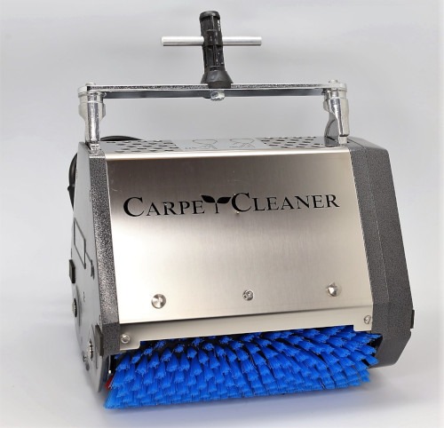 Profesjonalna maszyna do czyszczenia dywanów z niebieską szczotką, widoczne logo 'Carpet Cleaner' na metalowej obudowie.