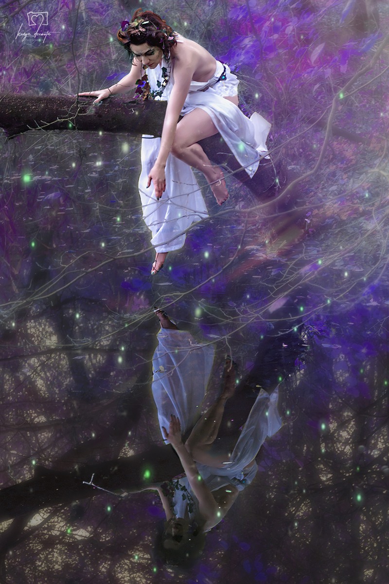 Kobieta w zwiewnej białej sukni i z kwiatami we włosach siedzi na gałęzi drzewa, z odbiciem w wodzie poniżej, w leśnej scenerii z fioletowymi akcentami i świetlikami.