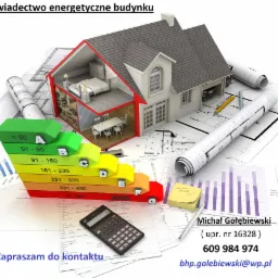 Wizualizacja świadectwa energetycznego budynku, przekrój domu z naniesionymi danymi, kalkulator, wykresy i plany architektoniczne w tle.