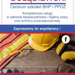 Ulotka reklamowa centrum szkoleń: kask ochronny, kamizelka odblaskowa, okulary ochronne i słuchawki na drewnianym stole.