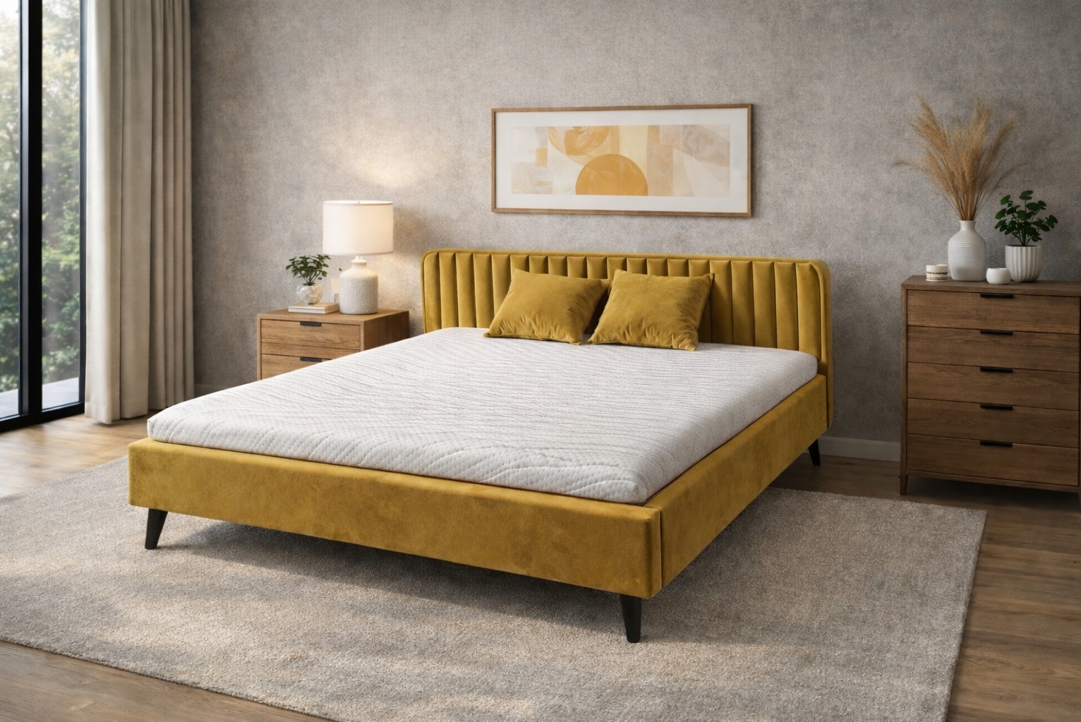 Żółte, tapicerowane łóżko z zagłówkiem w pionowe pasy, z dwoma poduszkami, na tle szarej ściany z obrazem i drewnianej komody. Obok łóżka stolik nocny i okno.