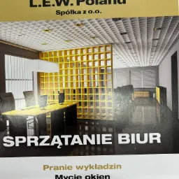 Folder reklamowy firmy L.E.W. Poland Sp. z o.o. z wizualizacją biura z żółtą ścianką działową i napisem SPRZĄTANIE BIUR.