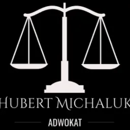 Grafika przedstawia stylizowane wagi Temidy w kolorze białym na czarnym tle, pod nimi widnieje imię i nazwisko 'Hubert Michaluk' oraz podpis 'Adwokat'.
