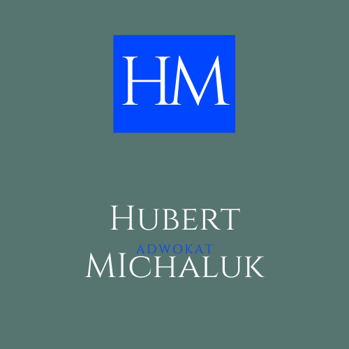 Logo kancelarii prawnej: niebieski kwadrat z białymi literami HM nad imieniem i nazwiskiem Hubert Michaluk, z napisem 'Adwokat' w kolorze niebieskim między nimi, na szarym tle.
