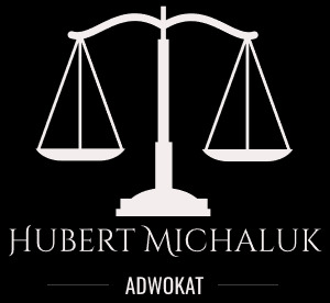 Grafika przedstawia stylizowane wagi Temidy w kolorze białym na czarnym tle, pod nimi widnieje imię i nazwisko 'Hubert Michaluk' oraz podpis 'Adwokat'.