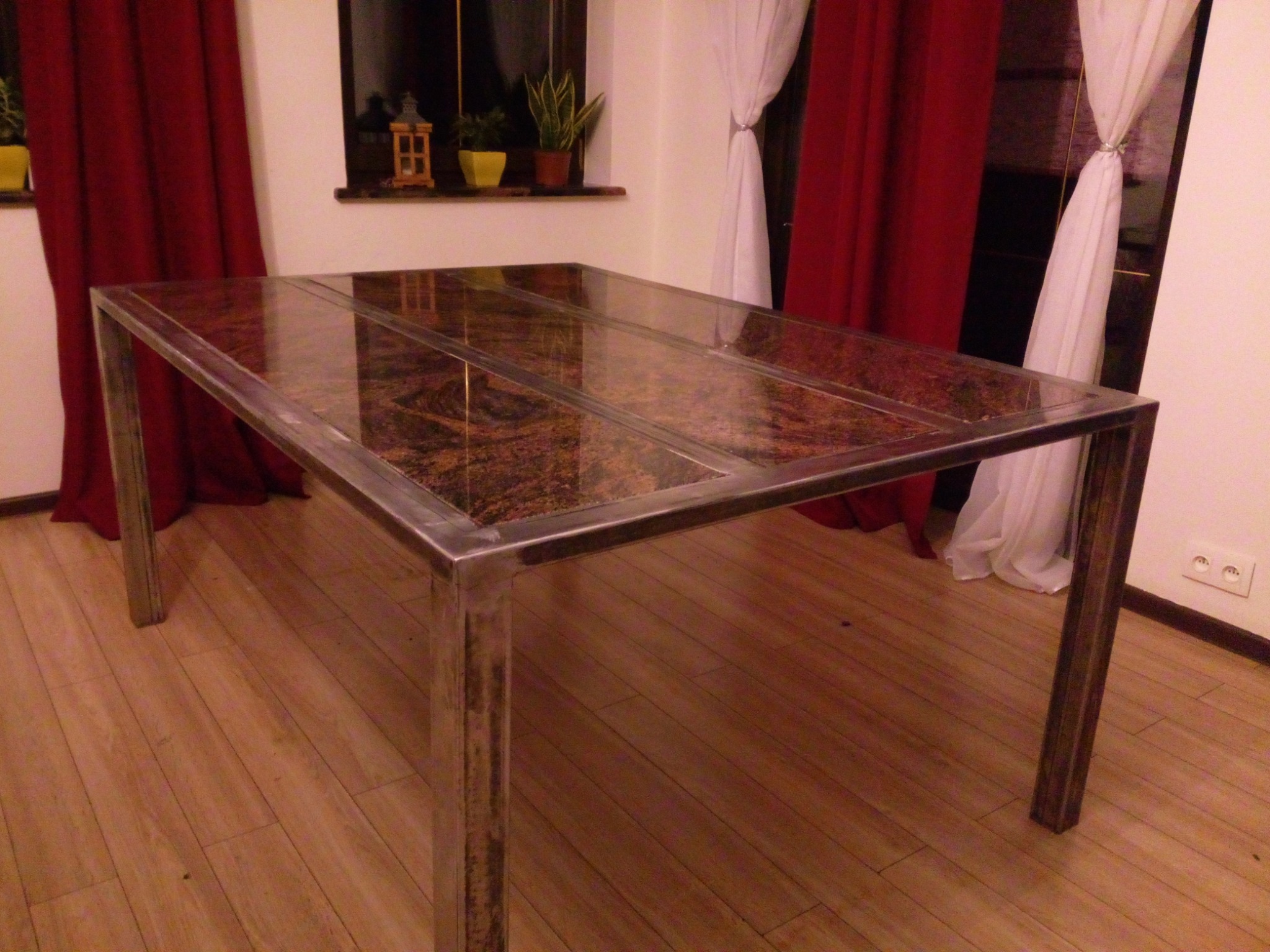 Stół z wypełnieniem kamiennym.