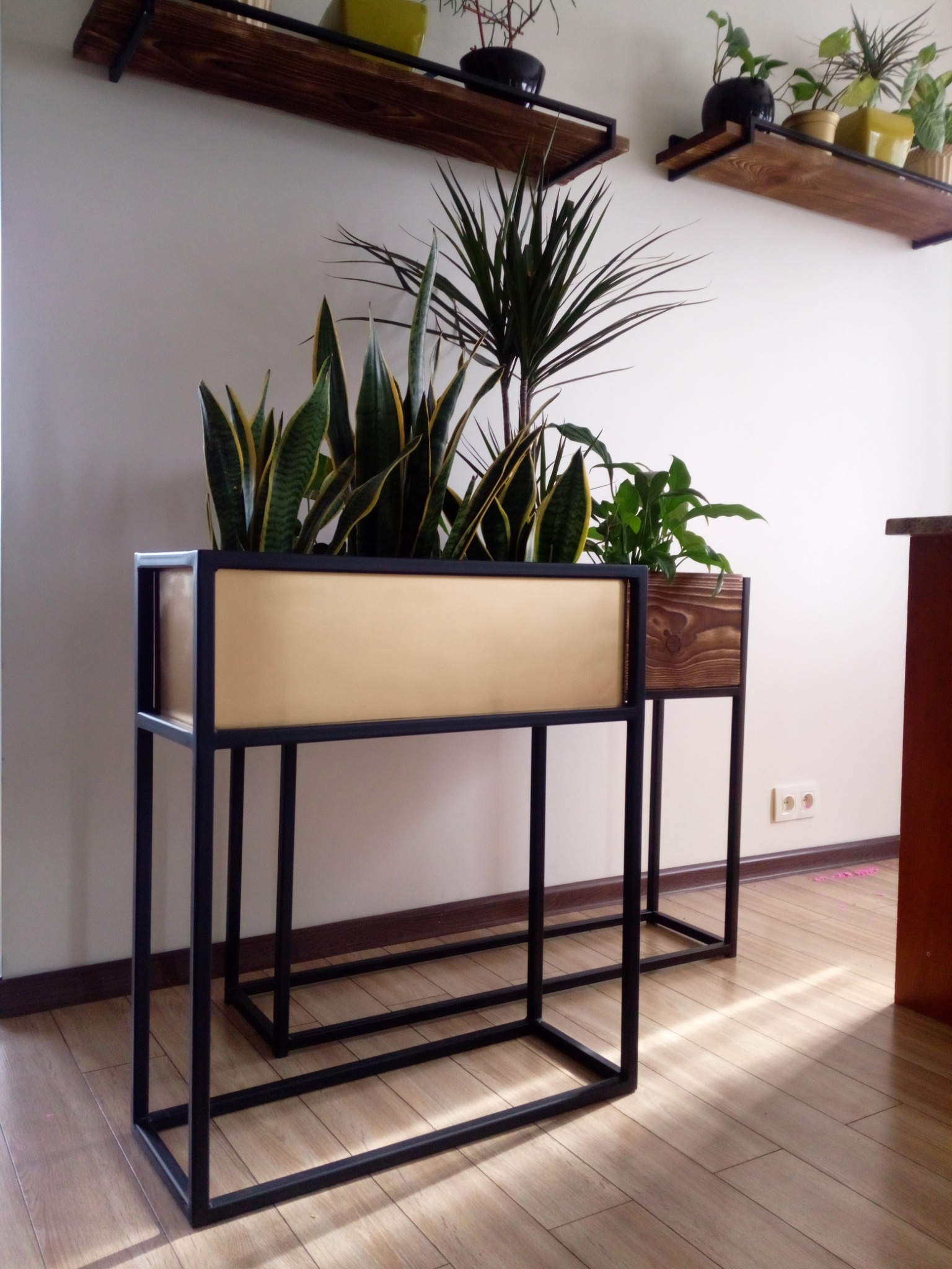 Kwietniki domowe i ogrodowe, wykonane z solidnych materiałów.