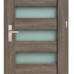 Drewnopodobne drzwi wewnętrzne z poziomymi przeszkleniami z mlecznego szkła, widoczna klamka i zawiasy.