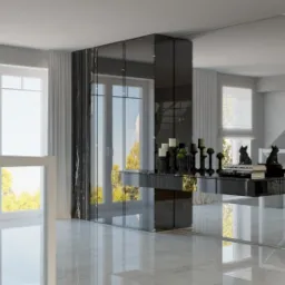 Nowoczesny salon z marmurową podłogą, czarnym blatem z dekoracjami (świece, figurki psów), dużym oknem z białymi zasłonami i okrągłym przejściem do kolejnego pomieszczenia.