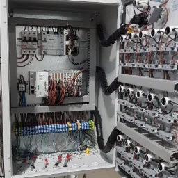 Szafka sterownicza oświetleniem hali produkcyjnej.