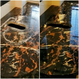 VIPoler Marcin Wiśniewski - Porównanie przed i po czyszczeniu czarnego blatu z marmurowym wzorem, z wyciętym otworem na zlew, widoczne smugi po czyszczeniu po lewej stronie i odbicie okna po prawej stronie.