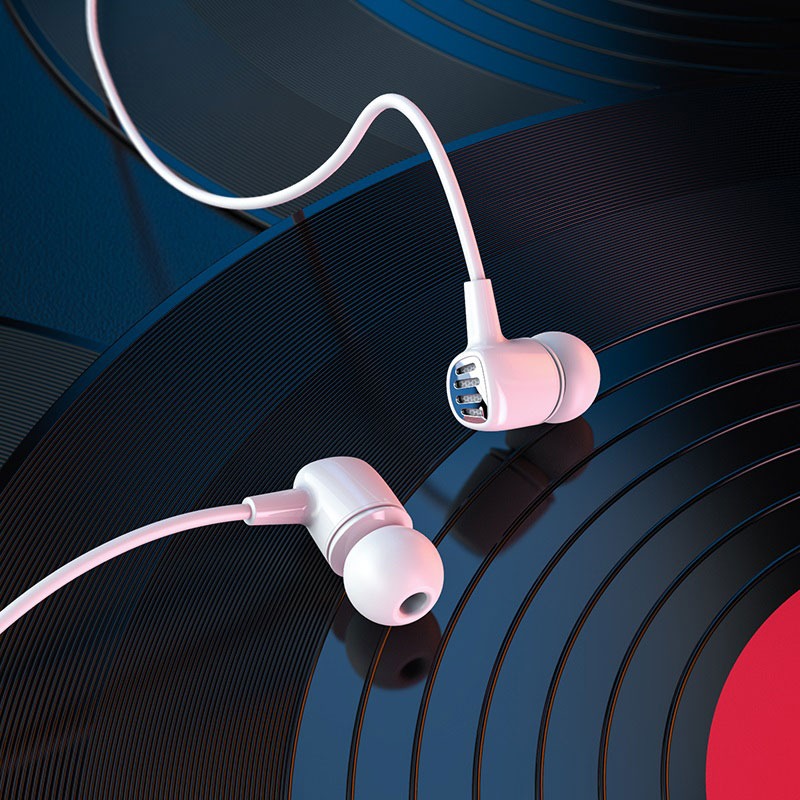 Dwa białe słuchawki douszne na tle winylowej płyty z widocznymi rowkami, oświetlone światłem tworzącym gradient od niebieskiego do czerwonego.