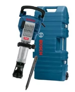 Młot wyburzeniowy marki Bosch w kolorze niebieskim, wraz z dłutem i walizką transportową na kółkach.