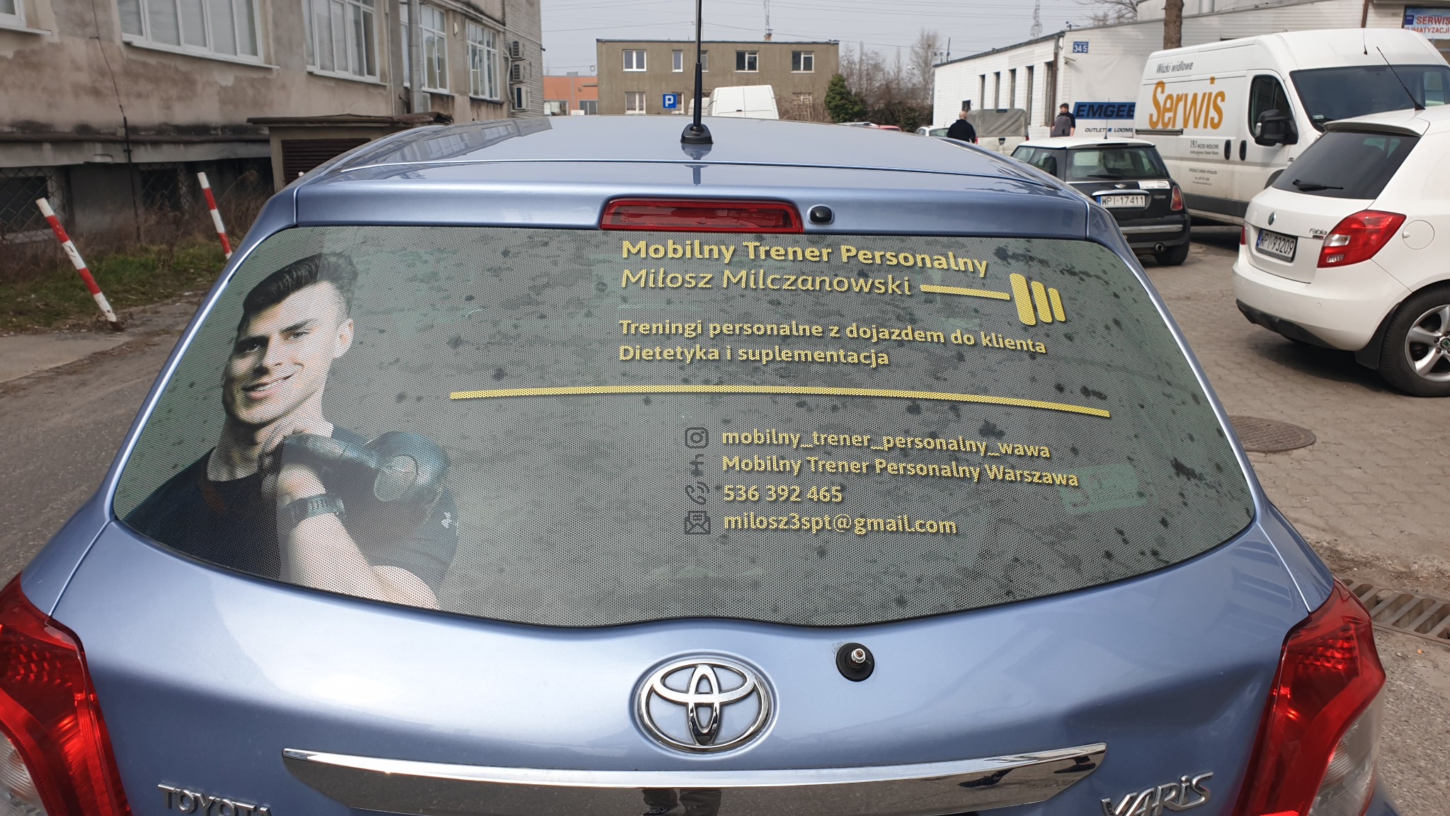 Folia OWV na szybach samochodowych