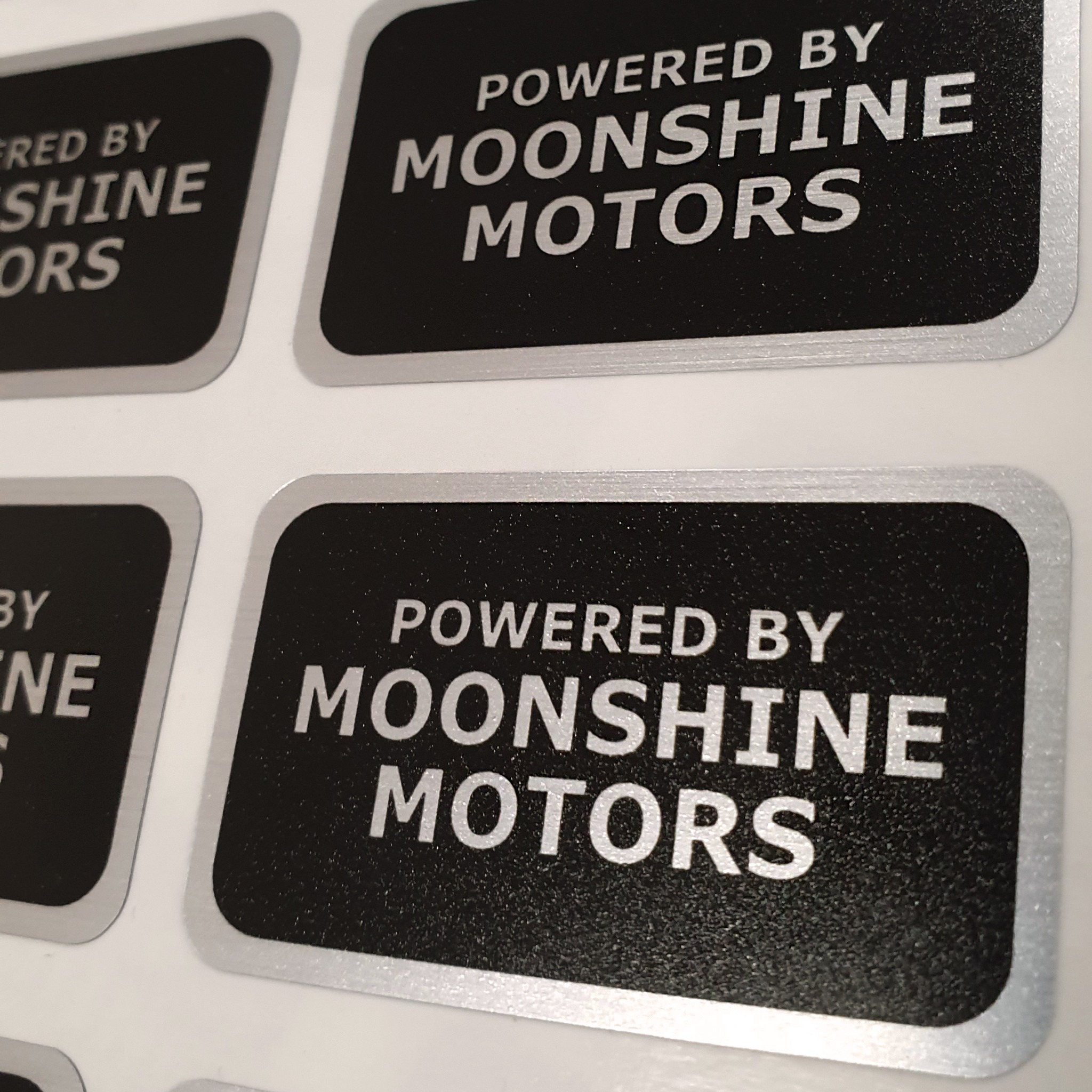 Naklejki na folii metalizowanej