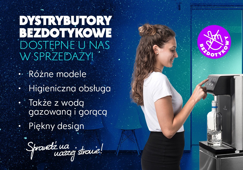 Kobieta obsługuje bezdotykowy dystrybutor wody butelkowanej, z widocznym symbolem bezdotykowości. W tle minimalistyczne krzesła i dekoracyjna ściana.