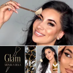 Kobieta z błyszczącym makijażem oczu, aplikująca pędzlem rozświetlacz na łuk brwiowy, uśmiechnięta z widocznymi białymi zębami, w tle logo i zbliżenia makijażu.