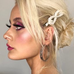 Makijaż Barbie do różowej sesji zdjęciowej. 