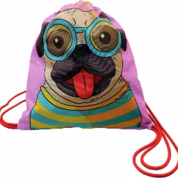 Worek-plecak z poliestru, z nadrukiem przedstawiającym mopsa w okularach i pasiastym swetrze, widoczne czerwone sznurki ściągające.