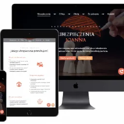 Responsywny projekt strony internetowej dla agencji ubezpieczeniowej Joanna Mieżejowska, widoczny na monitorze, tablecie i smartfonie, z ręką rysującą parasol ochronny nad tekstem 'Ubezpieczenia...