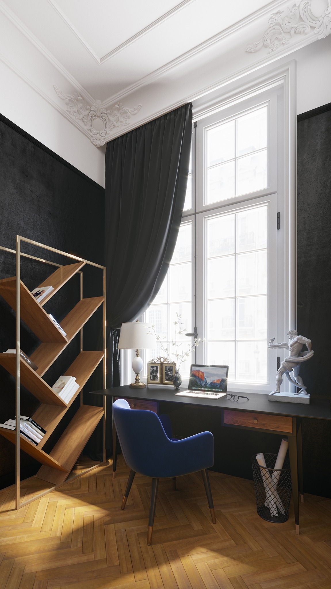 Wiedeński pokój z biurkiem, krzesłem, regałem i dużym oknem z ciemnymi zasłonami, oświetlony jasnym światłem dziennym, z dekoracyjną sztukaterią sufitową i parkietem w jodełkę.