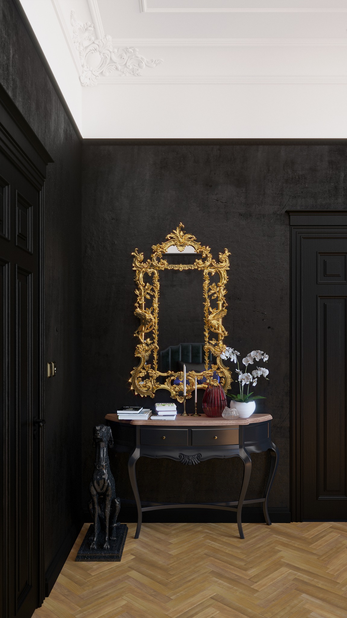 Elegancki hol w ciemnej tonacji z lustrem w złotej, bogato zdobionej ramie nad czarną konsolą, ozdobiony rzeźbą psa i kwiatami, na podłodze parkiet w jodełkę.
