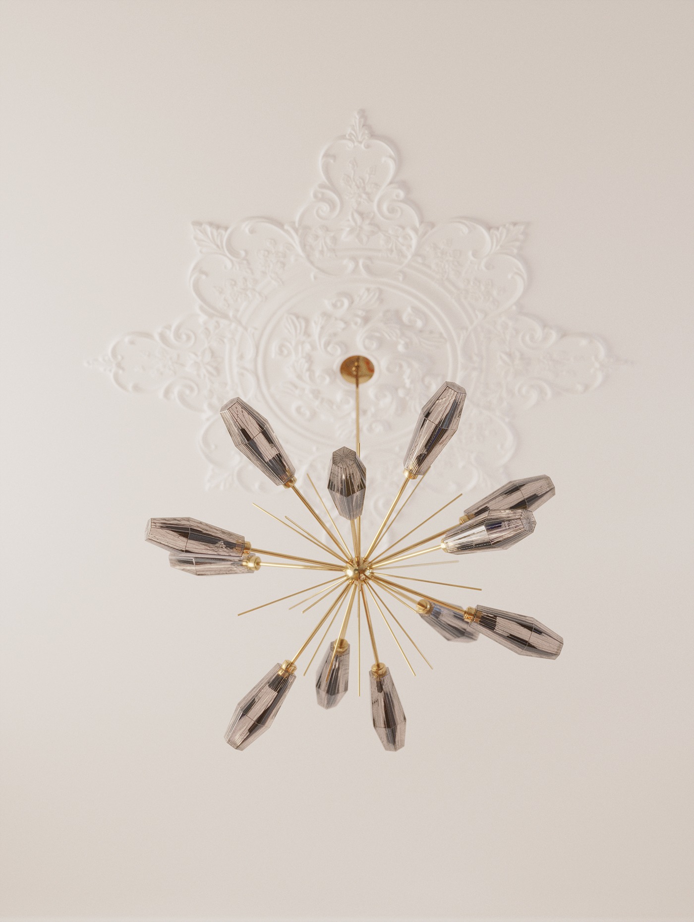 Żyrandol w stylu retro z szarymi, fasetowanymi kloszami i złotymi ramionami, zamontowany na białym suficie z dekoracyjną sztukaterią w kształcie rozety.