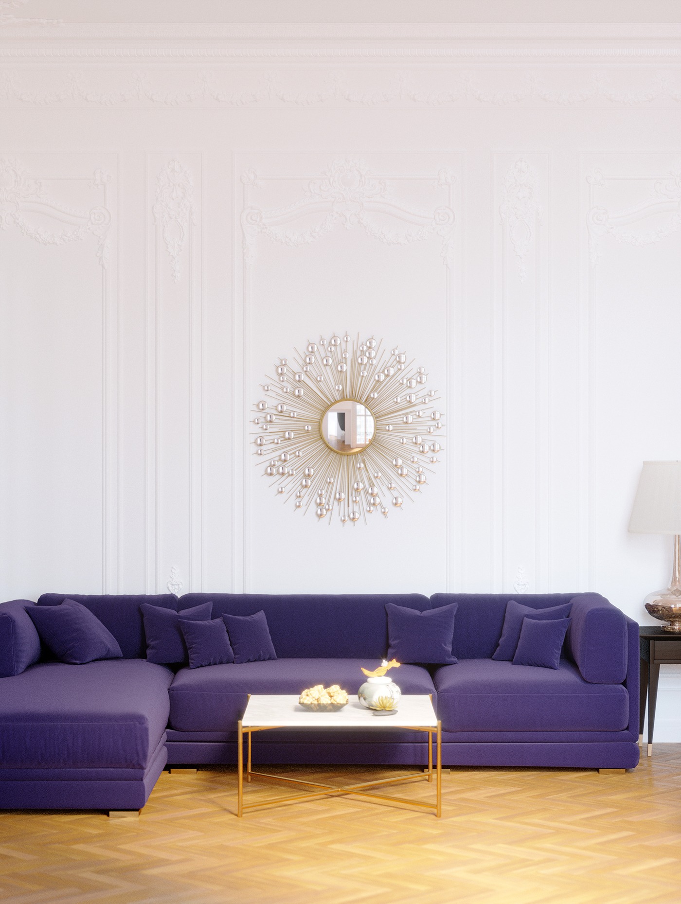 Fioletowa sofa narożna z poduszkami w salonie w stylu klasycznym, białe ściany z dekoracyjnymi panelami, lustro słoneczne nad sofą, stolik kawowy z marmurowym blatem i złotymi nogami, parkiet...