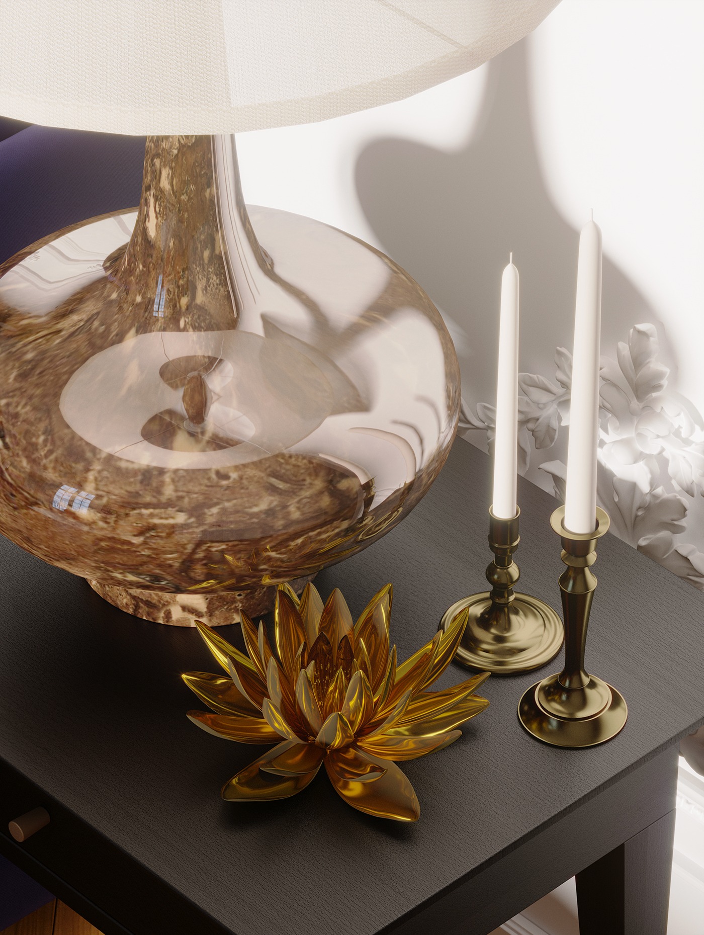 Szklana lampa z brązowym wzorem, złoty kwiat lotosu i dwa złote świeczniki z białymi świecami na czarnym stoliku przy białej ścianie z dekoracyjnym ornamentem.