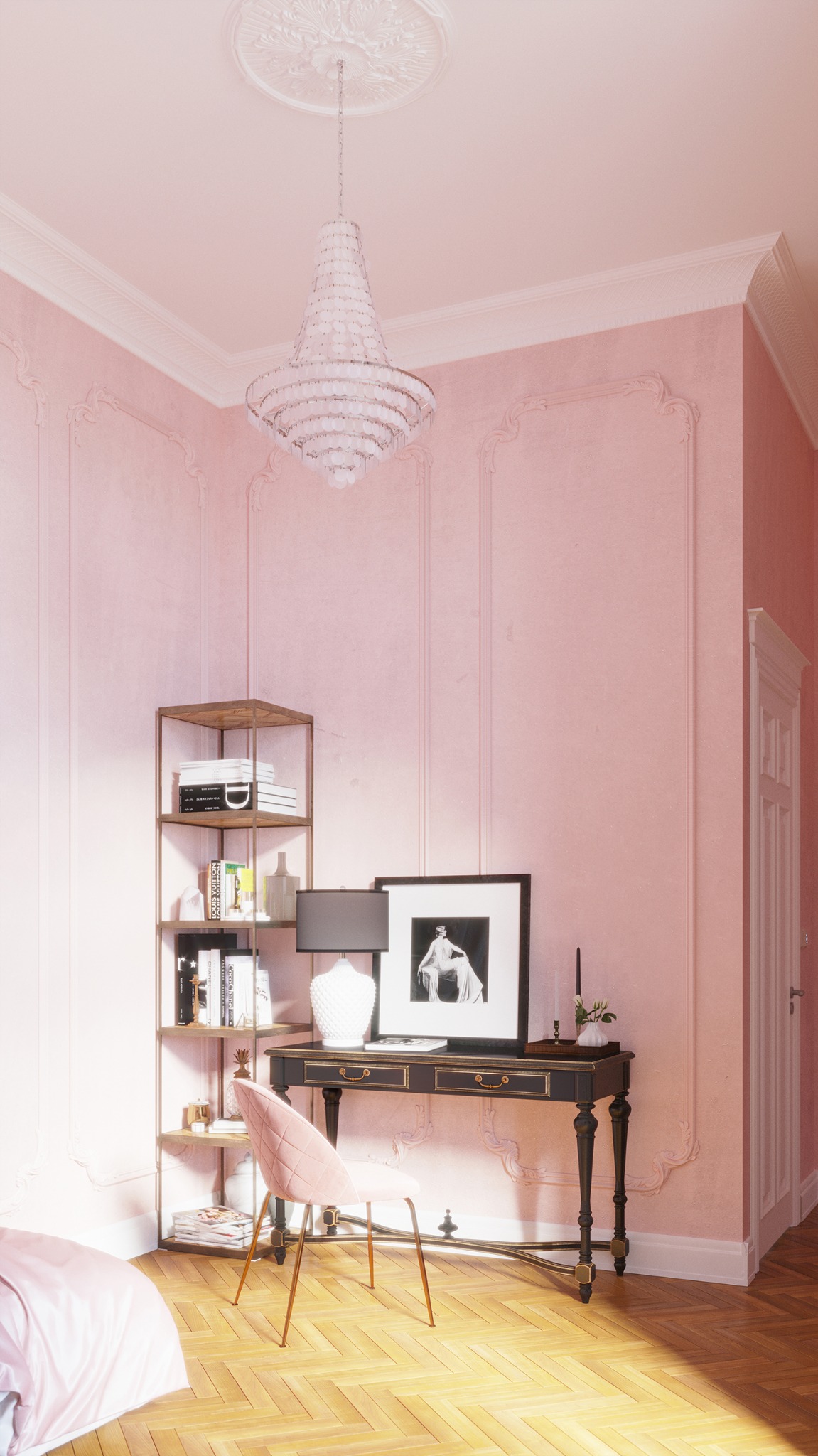 Pokój dziewczynki w odcieniach pudrowego różu z dekoracyjnym żyrandolem, biurkiem, krzesłem z weluru, regałem i parkietem w jodełkę.