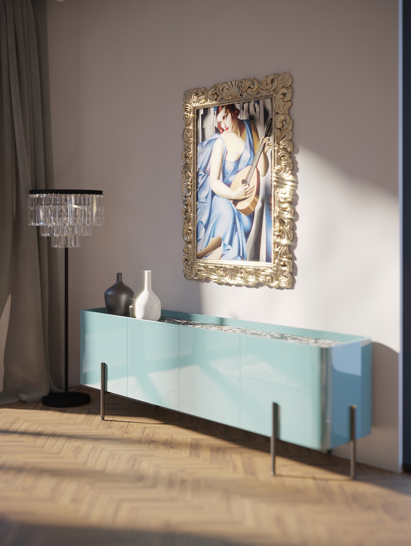 Turkusowa komoda na metalowych nóżkach, ozdobiona wazonami i obrazem w złotej ramie, oświetlona lampą z kryształkami, na parkiecie w jodełkę.