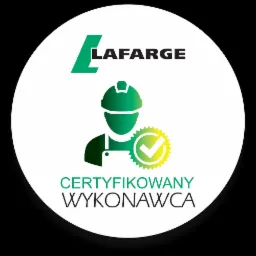 Logo Lafarge z sylwetką pracownika w kasku i tekstem 'Certyfikowany Wykonawca' na białym tle.