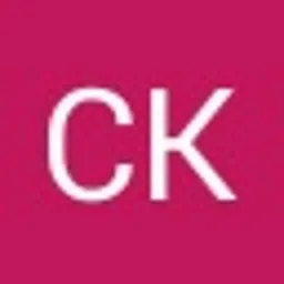 Inicjały 'CK' w kolorze jasnoróżowym na ciemnoróżowym kwadratowym tle, potencjalne logo firmy.