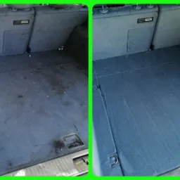 Dzielone ujęcie bagażnika samochodu przed i po czyszczeniu tapicerki, widoczne różnice w czystości i odcieniu koloru.