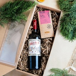 Przykładowy zestaw prezentowy z winem i czekoladą w kartoniku z okienkiem