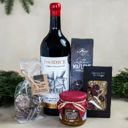 Przykładowy zestaw prezentowy z czerwonym winem, polskimi słodyczami i przetworami