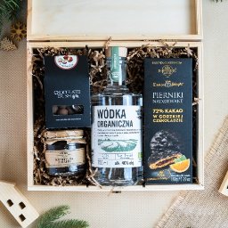 Zestaw prezentowy w drewnianej skrzynce z wódka Organiczną, piernikami i słodyczami