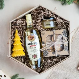 Zestaw miodowy z likierem, ciasteczami i świecą z Wielkopolskiej Manufaktury Wódek