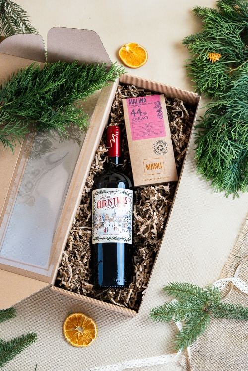 Przykładowy zestaw prezentowy z winem i czekoladą w kartoniku z okienkiem