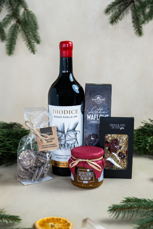 Przykładowy zestaw prezentowy z czerwonym winem, polskimi słodyczami i przetworami