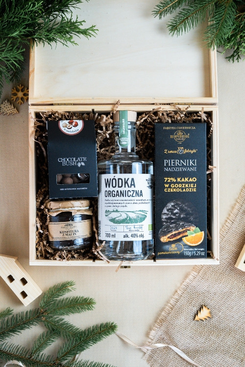 Zestaw prezentowy w drewnianej skrzynce z wódka Organiczną, piernikami i słodyczami