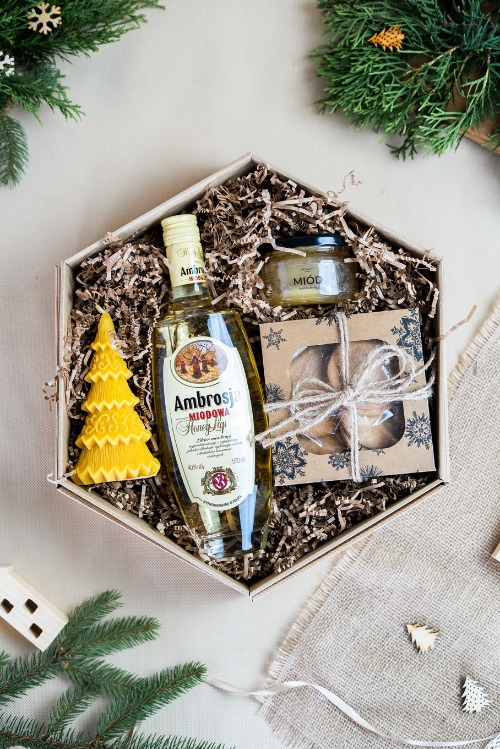 Zestaw miodowy z likierem, ciasteczami i świecą z Wielkopolskiej Manufaktury Wódek