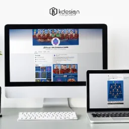 Kompozycja biurkowa z trzema urządzeniami: monitor wyświetlający stronę Facebook LZS Pinsel-Peter Krobianka Krobia, laptop z widokiem na formację piłkarską i smartfon z podobną zawartością, obok...