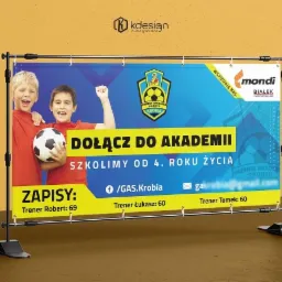 Baner reklamowy szkoły sportowej z uśmiechniętymi chłopcami trzymającymi piłkę, na tle żółtej ściany. Widoczne logo szkoły, hasło 'Dołącz do Akademii' i informacje o zapisach oraz trenerach.