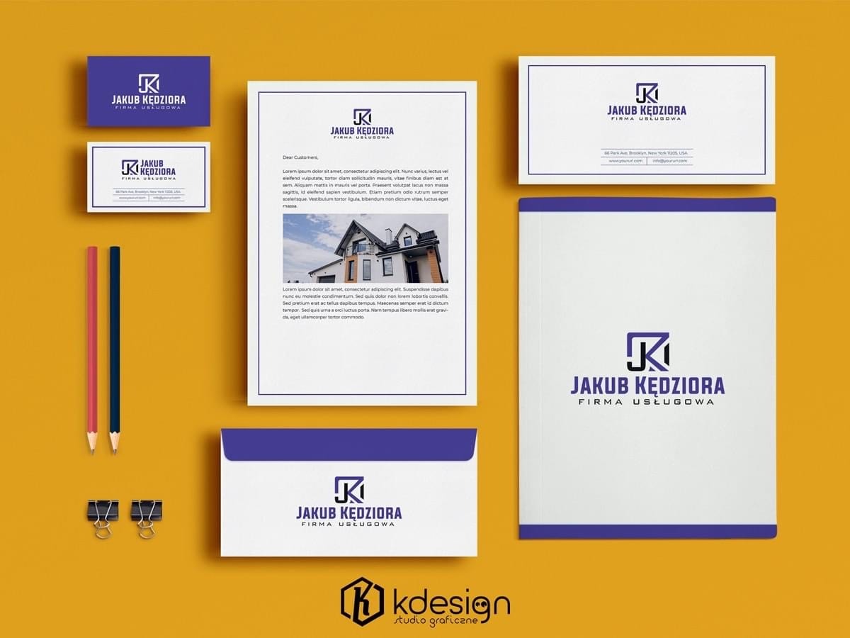 Komplet materiałów firmowych z logo: wizytówki, papier firmowy, koperta, teczka i notatnik, ułożone na żółtym tle obok dwóch ołówków i spinaczy biurowych.